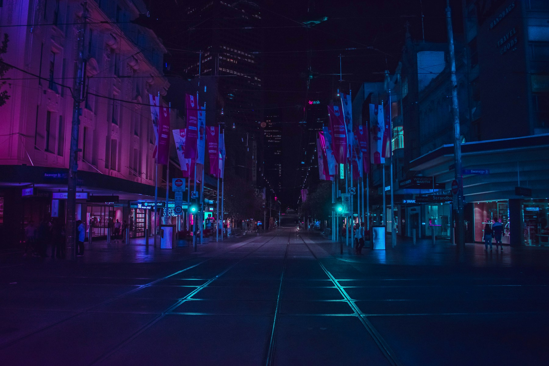 演示图片：夜色中的未来城市与灯光
